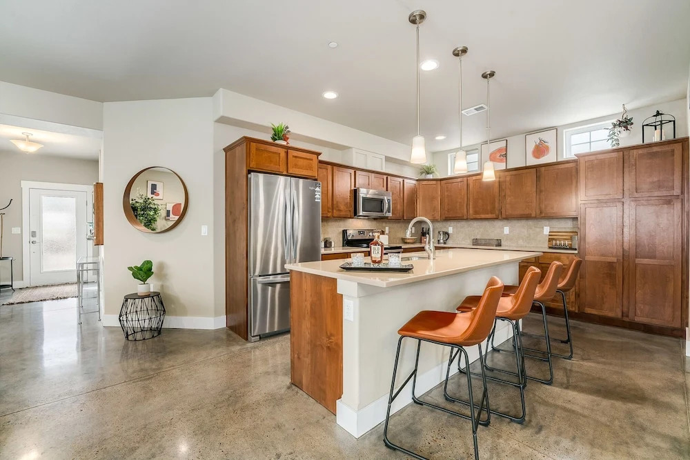 Spacious Home Near River – King Bd, Patio & Garage