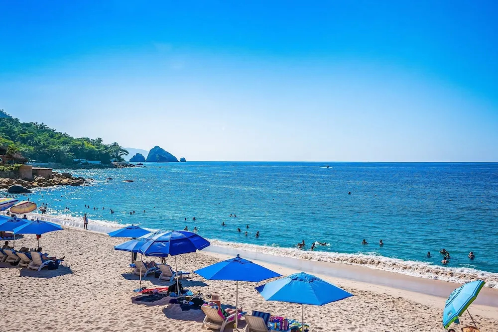 Charming Beach Apartment With Pool and Beach Access, Full Kitchen and Wifi