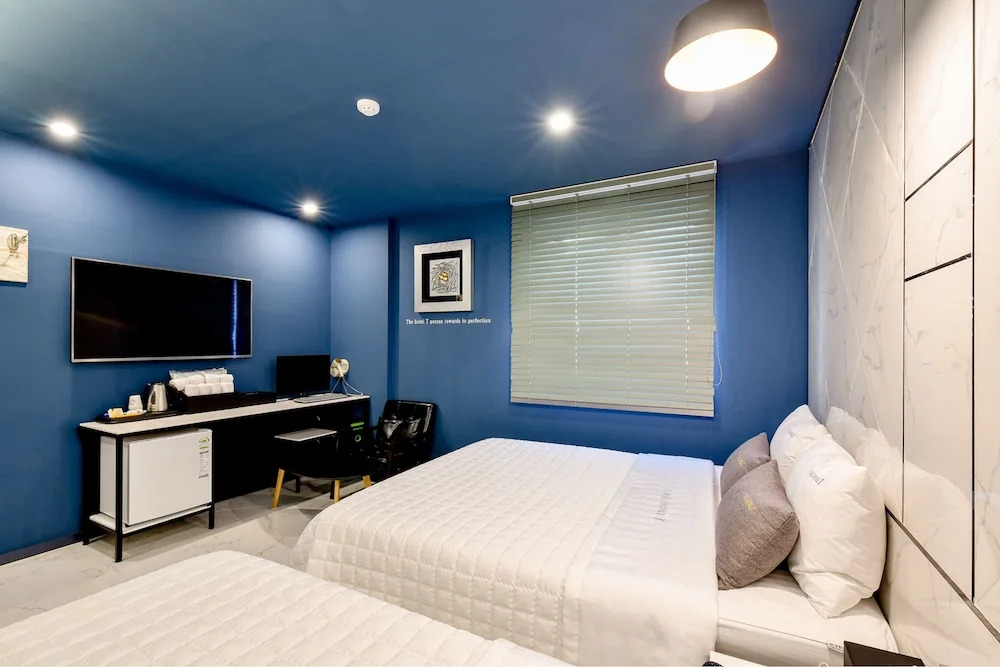 The SWEET Hotel