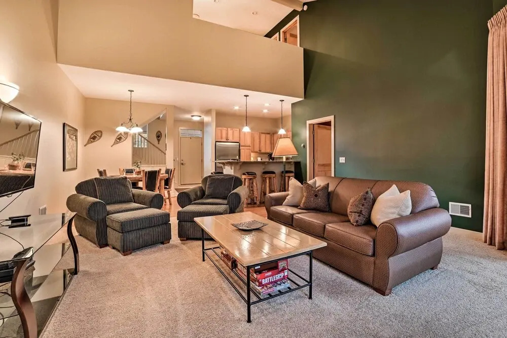 Ski-in/ski-out! Cozy Bellaire Resort Retreat!