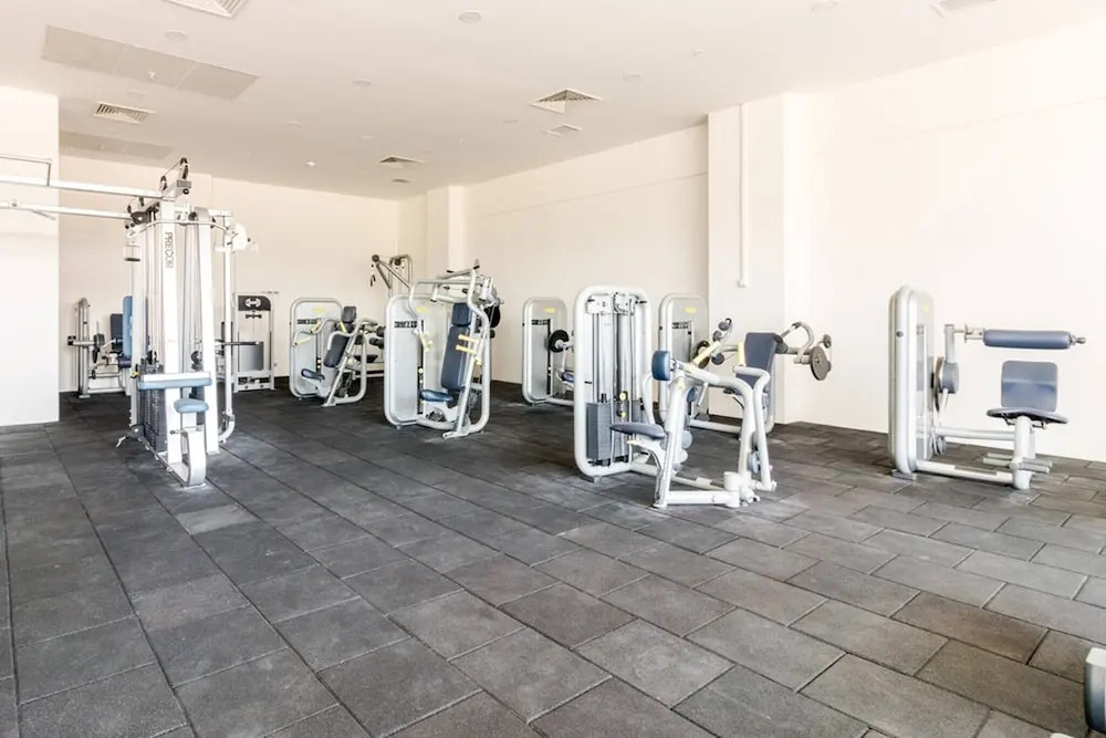 Luxury 19th Floor Condo With Pool, Gym & City View