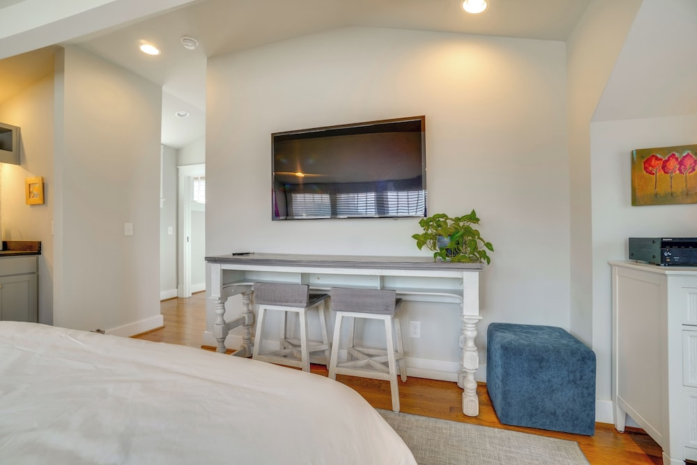 1 Mi to Centennial Park, Couple's West End Retreat