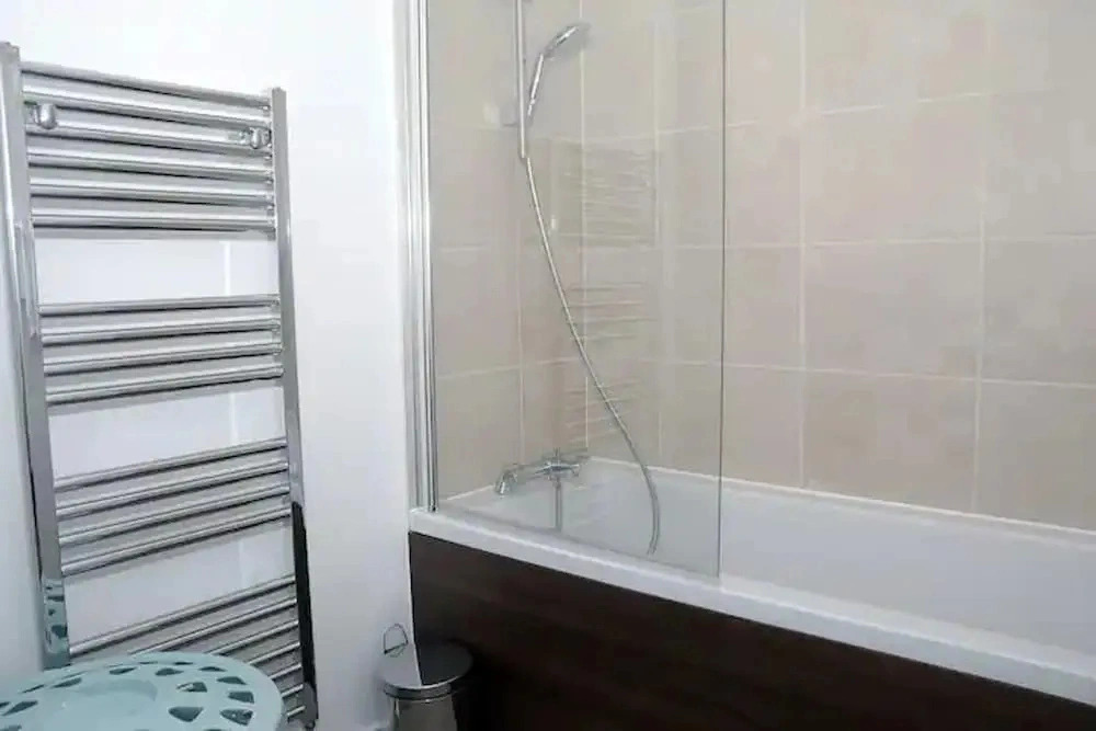 Near Dlr Station-family-sleeps 4-pets-parking