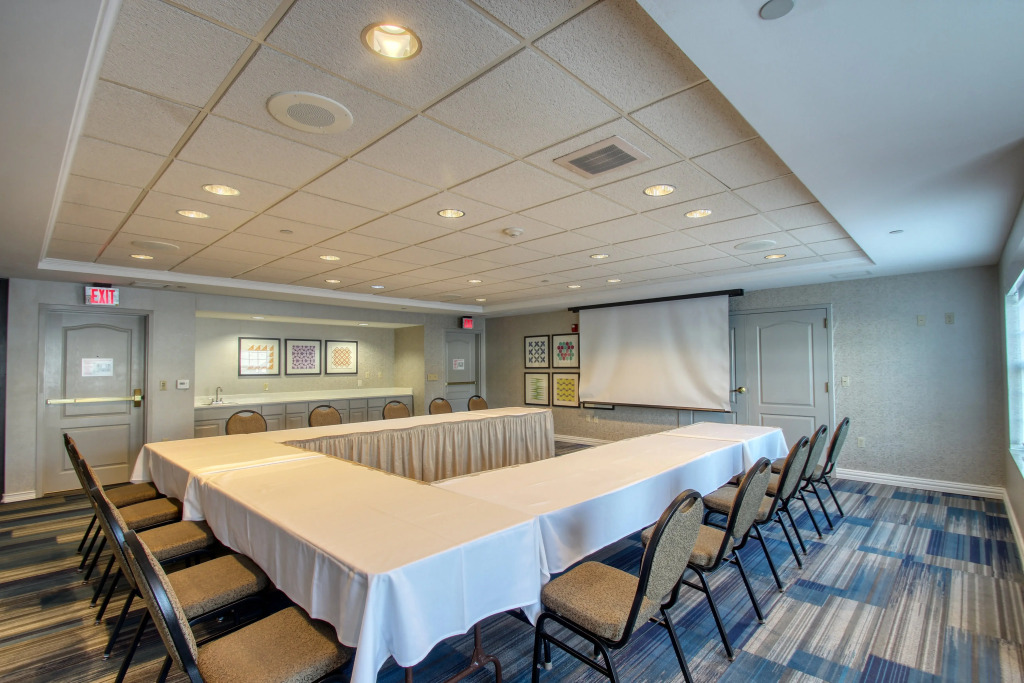 Holiday Inn Express Hotel & Suites Milwaukee Airport, an IHG Hotel