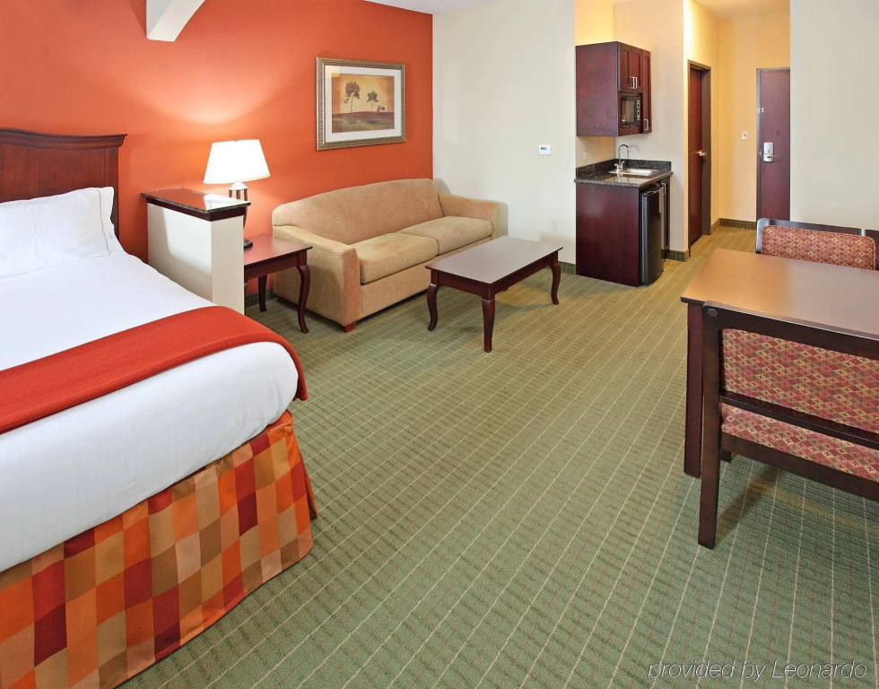 Holiday Inn Express and Suites Henderson by IHG