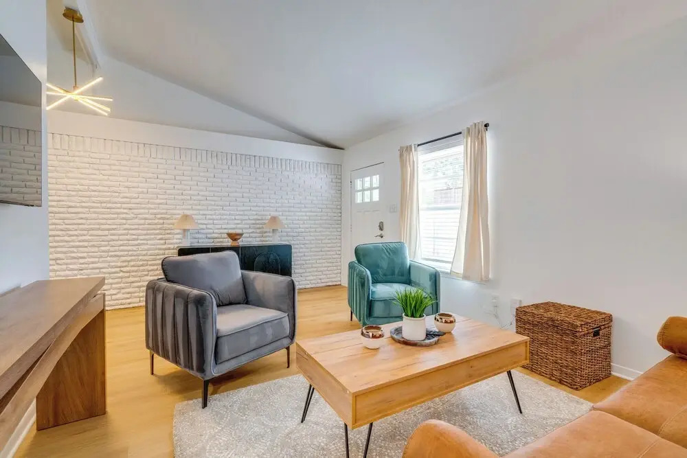 Walk to Campus: Creekside Austin Duplex!