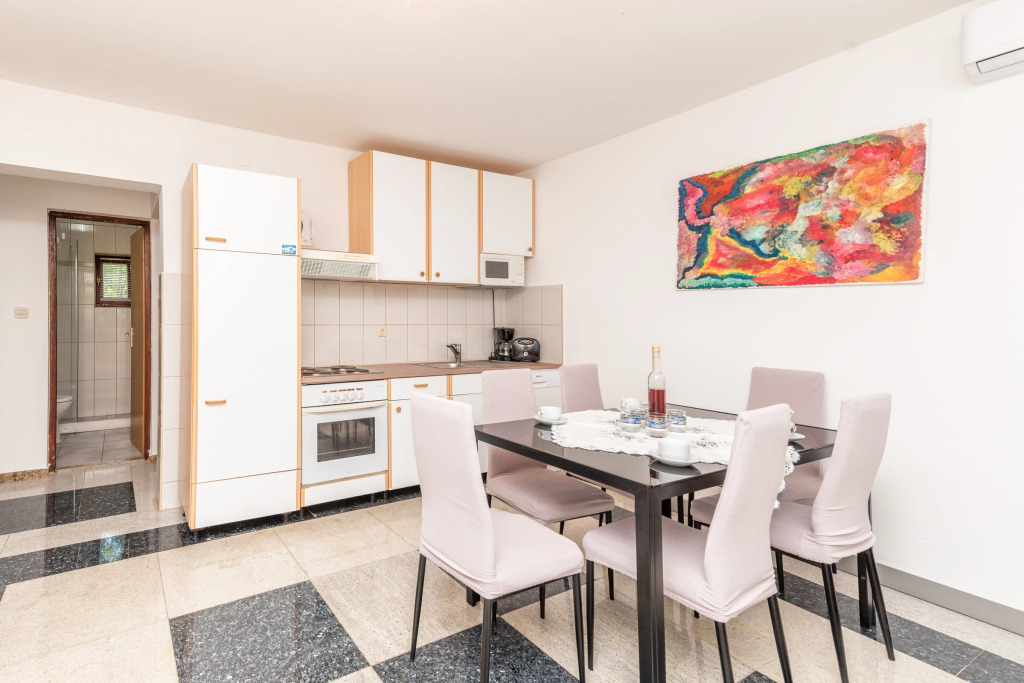 Silver Apartment