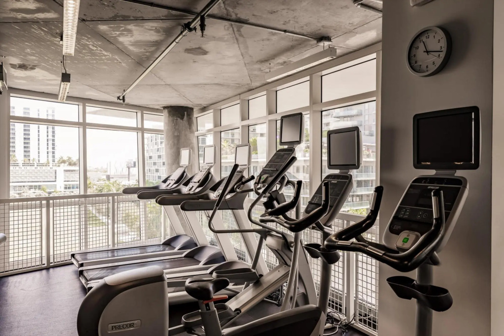 Hang Ten- Large Townhome, lux amenities, parking
