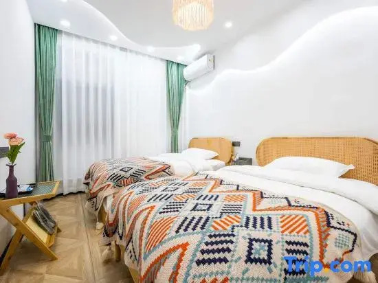 Dianshan Lake Jiuyue Shiguang · Lakeside Swimming Pool Party Resort Villa