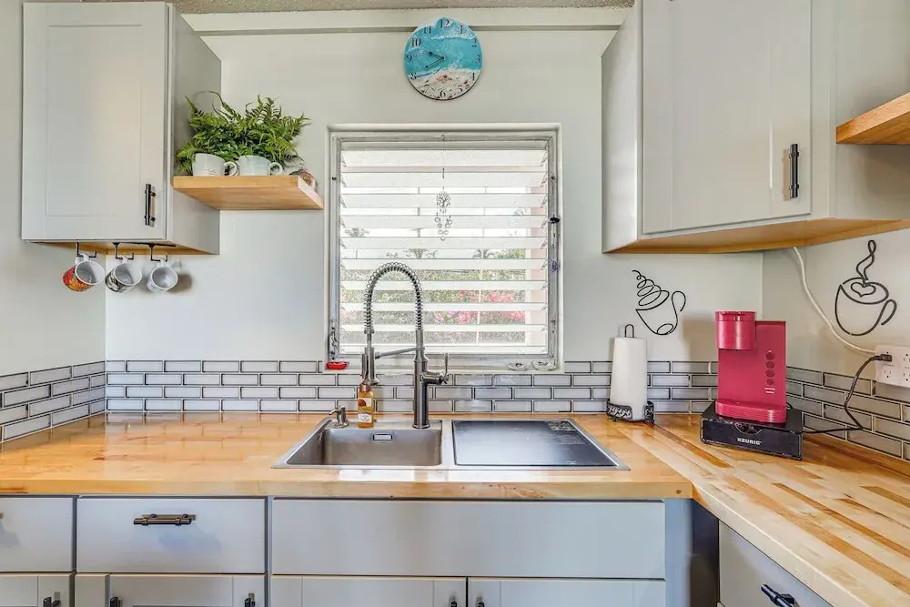 Kailua-kona Condo w/ Balcony: Walk to the Beach!