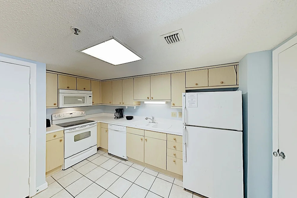 New Listing! Oceanfront W/ Pools & Hot Tub 3 Bedroom Condo