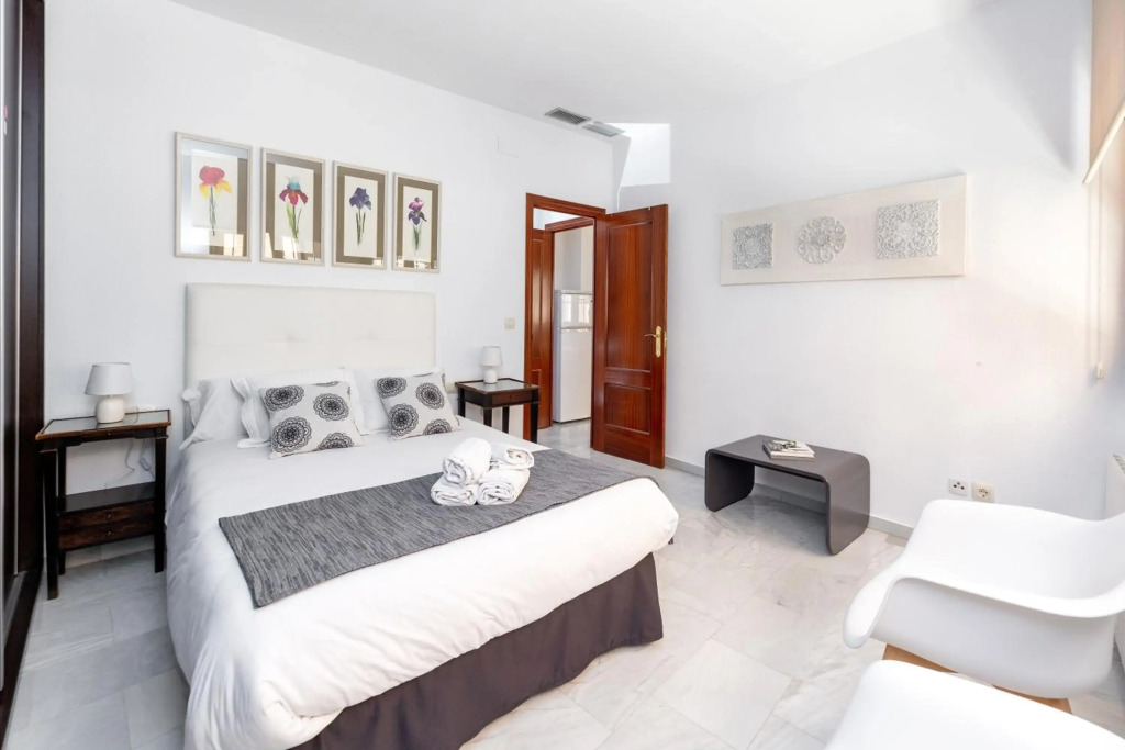 APARTAMENTO CENTRO NUEVA DE LA VIRGEN 2+free parking
