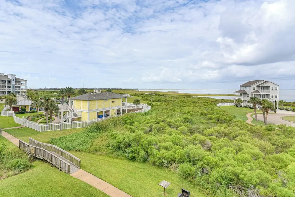 Walk to Beach: Condo w/ Bay View in Galveston