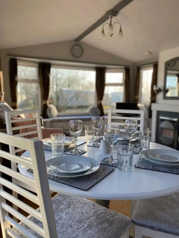Immaculate 2-bed Static Caravan Near the Lake
