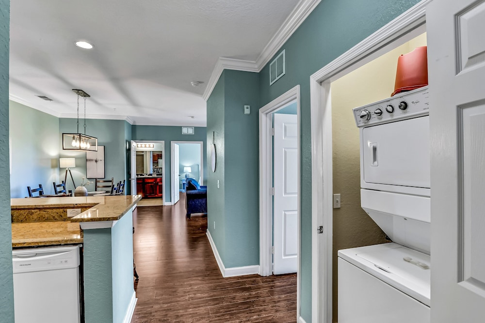 Fantastic Lake-view Condo With Pool, hot Tub, Balcony, AC & Kitchen -near Disney