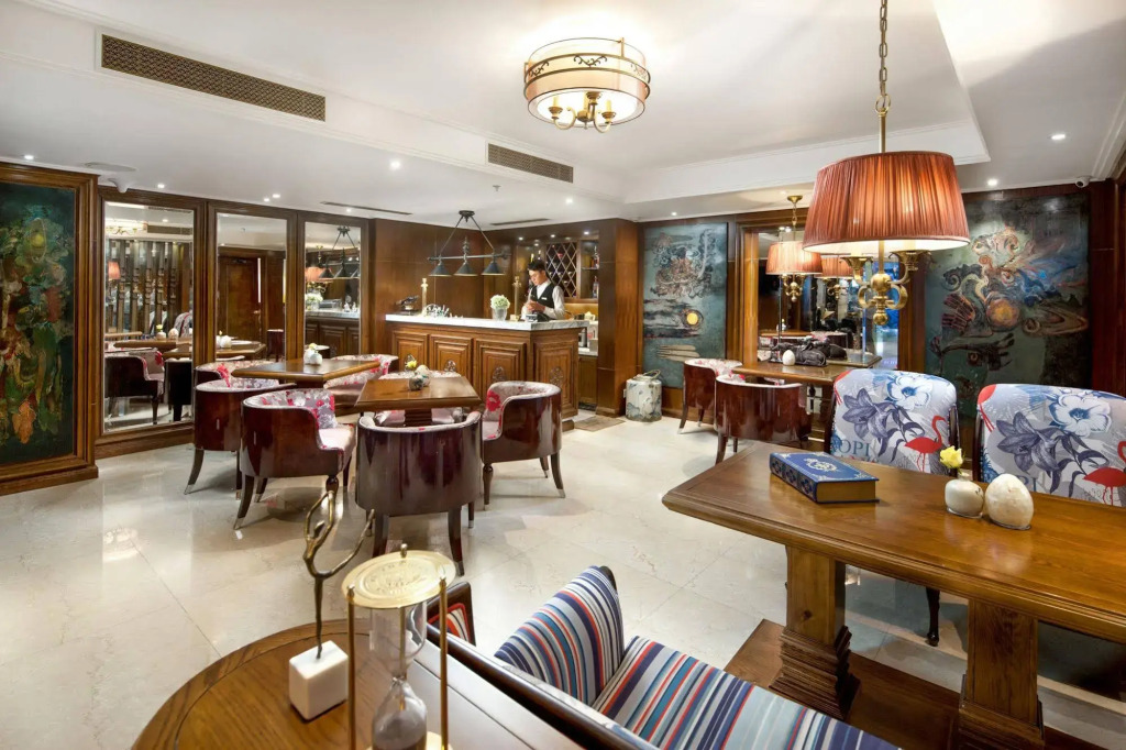 Peridot Gallery Classic Hotel