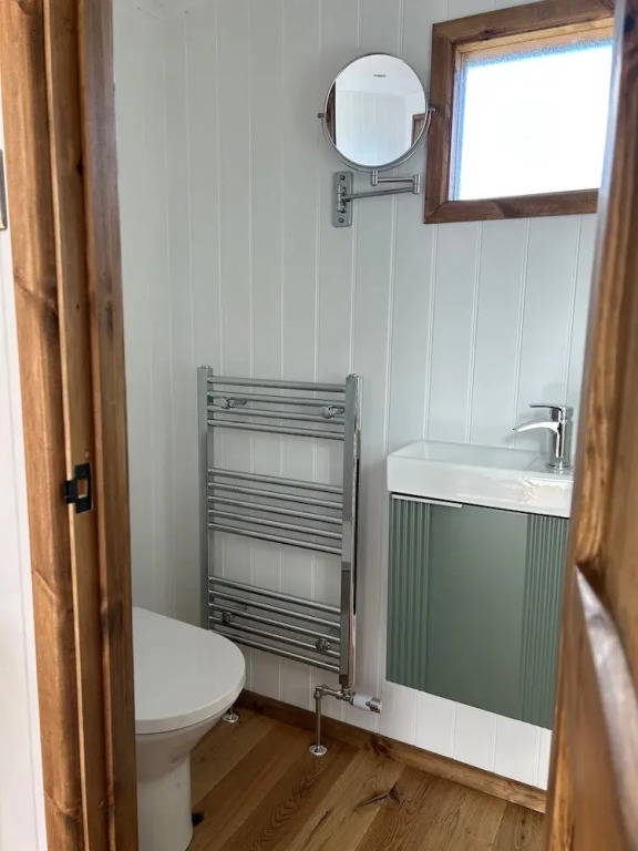 Fernlea Luxury Shepherds Hut - Sleeps 2 & Hot Tub
