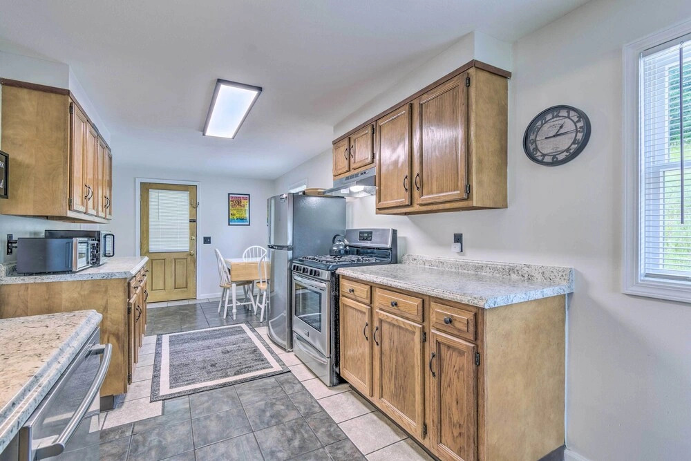 Watkins Glen Lakeview Cottage w/ Waterfall!