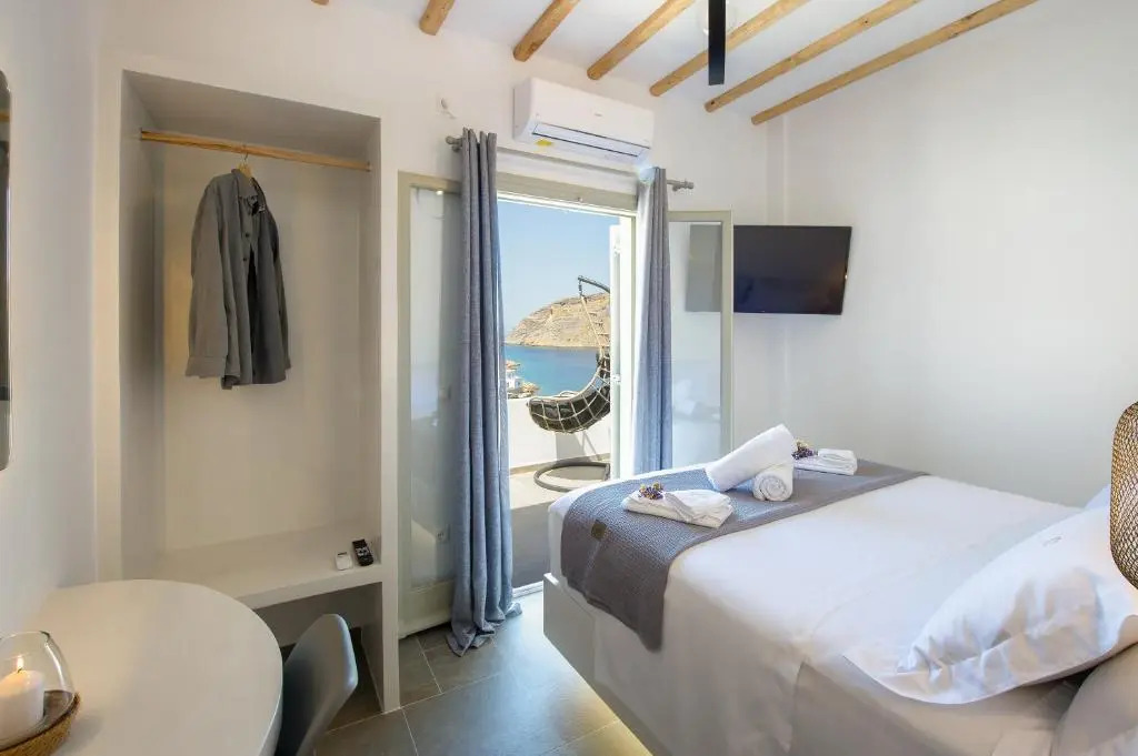 Droufakos’ home, Lux seafront apartment w. View