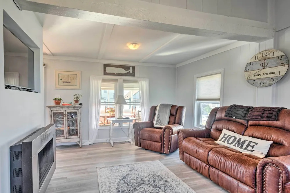 Seaside SK Getaway: Steps to Matunuck Beach!