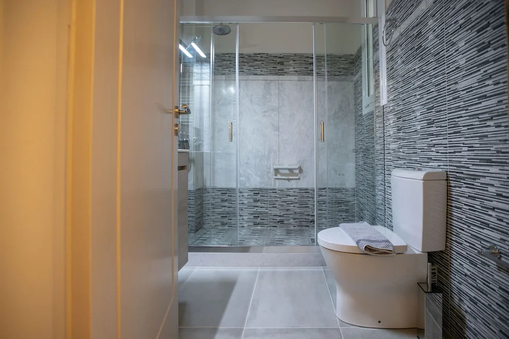 Luxurious 4 Bdrm 3Bath Apt 1- Athens