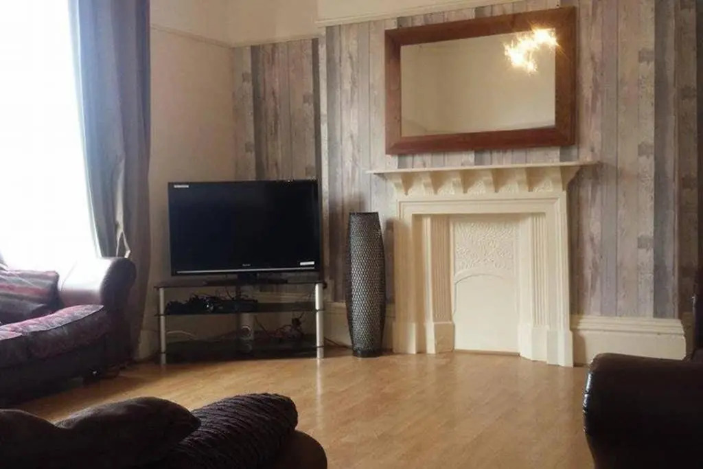 Large 7 bedroom House with Parking near City Centre