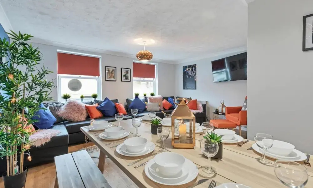 Seabright Townhouse- Super Stylish House- Parking for one Car- Sleeps up to 12