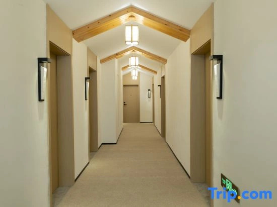 Mid Mountain and White Homestay (Bei Scenic Area Hub Store)