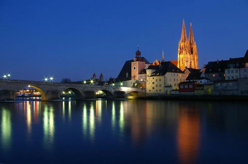 Schloss Weichs zu Regensburg mit 1-2Schlafzimmer Parkplatz Internet 60qm Zentrum