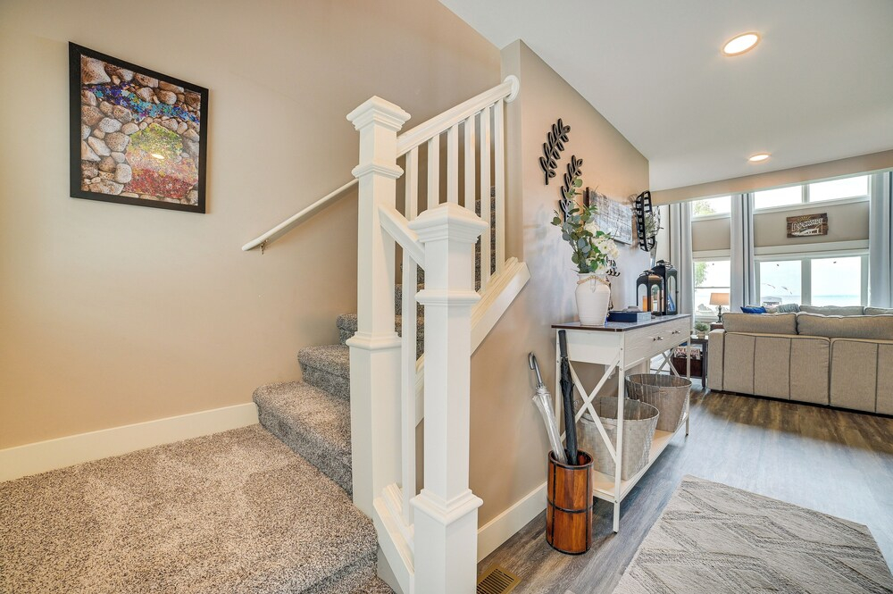 Houghton Lake Home w/ Private Dock + Kayaks!