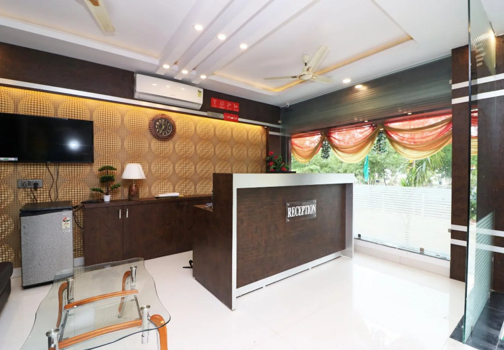OYO 15671 Hotel Jalsa Dlx