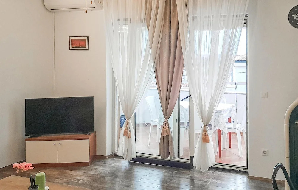 Amazing Apartment in Radosi kod Zbandaja With Wifi and 2 Bedrooms