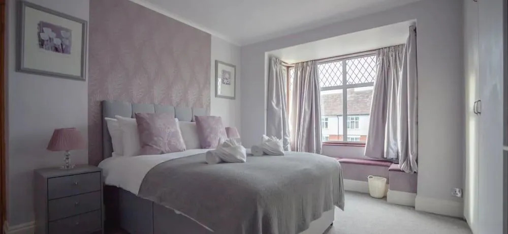 Hereford City - Goldcrest House - 4 Bedroom House With Parking, Located Very Close To City Centre & River Wye - Sleeps Up To 6 Guests - Hosted by RENTMYHOUSE