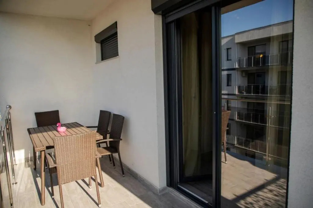 Golden Apartment 2