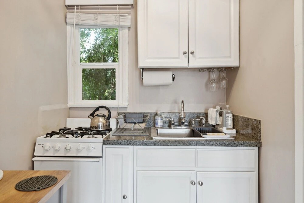 Hollywood Gem 1 Bedroom Apts by RedAwning