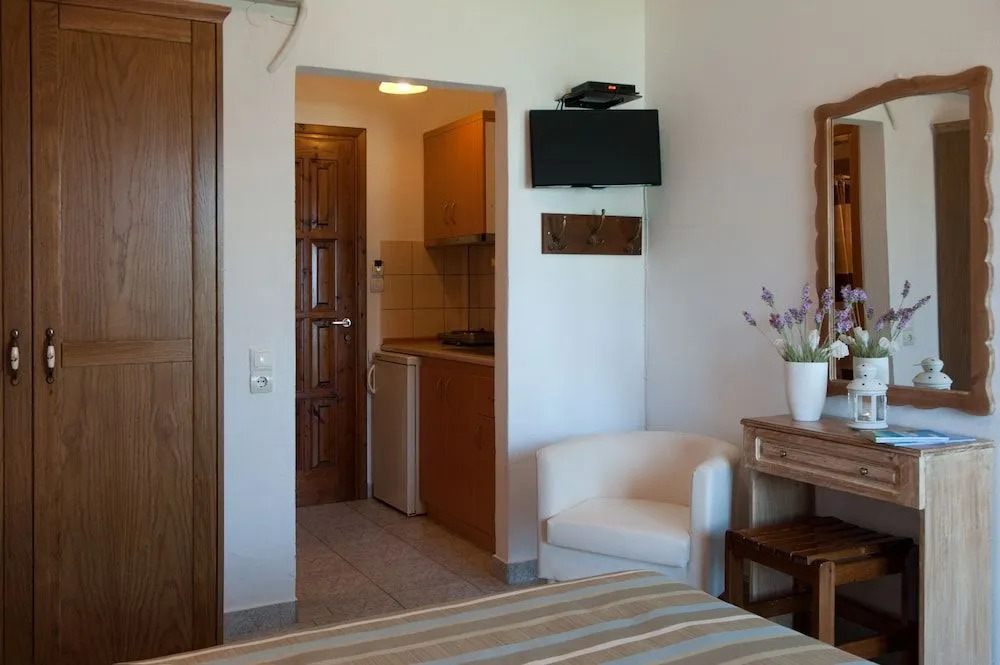 Kamares House Apartments & Studios