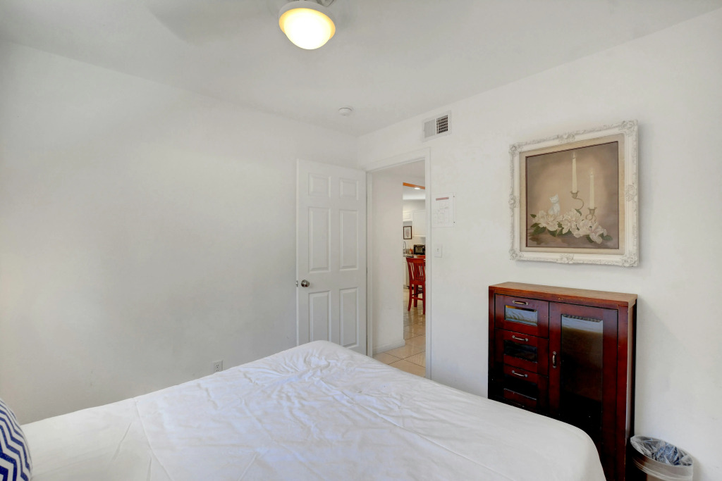Vibrant in Vegas 4 Bd with Shimmering Pool!