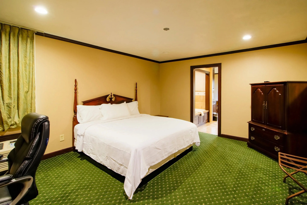 OYO Pinewood Inn & Suites Silsbee