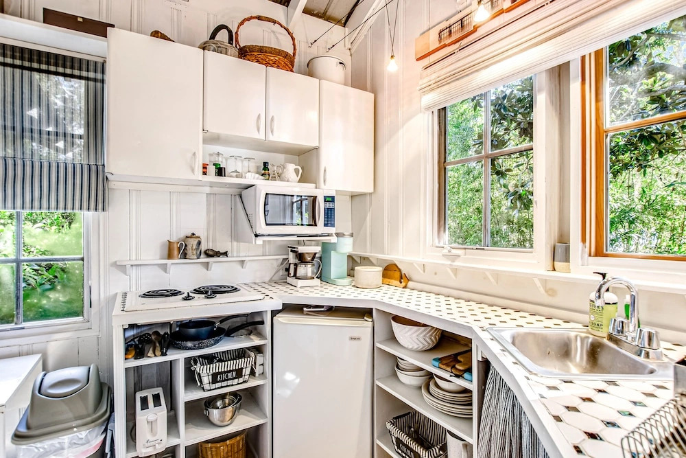 Charming Getaway w/ a Kitchenette & Free Wifi - Walk to the Beach