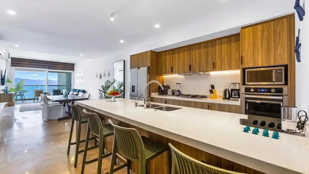 Stylish Beachfront 2BR - Balcony & Pools