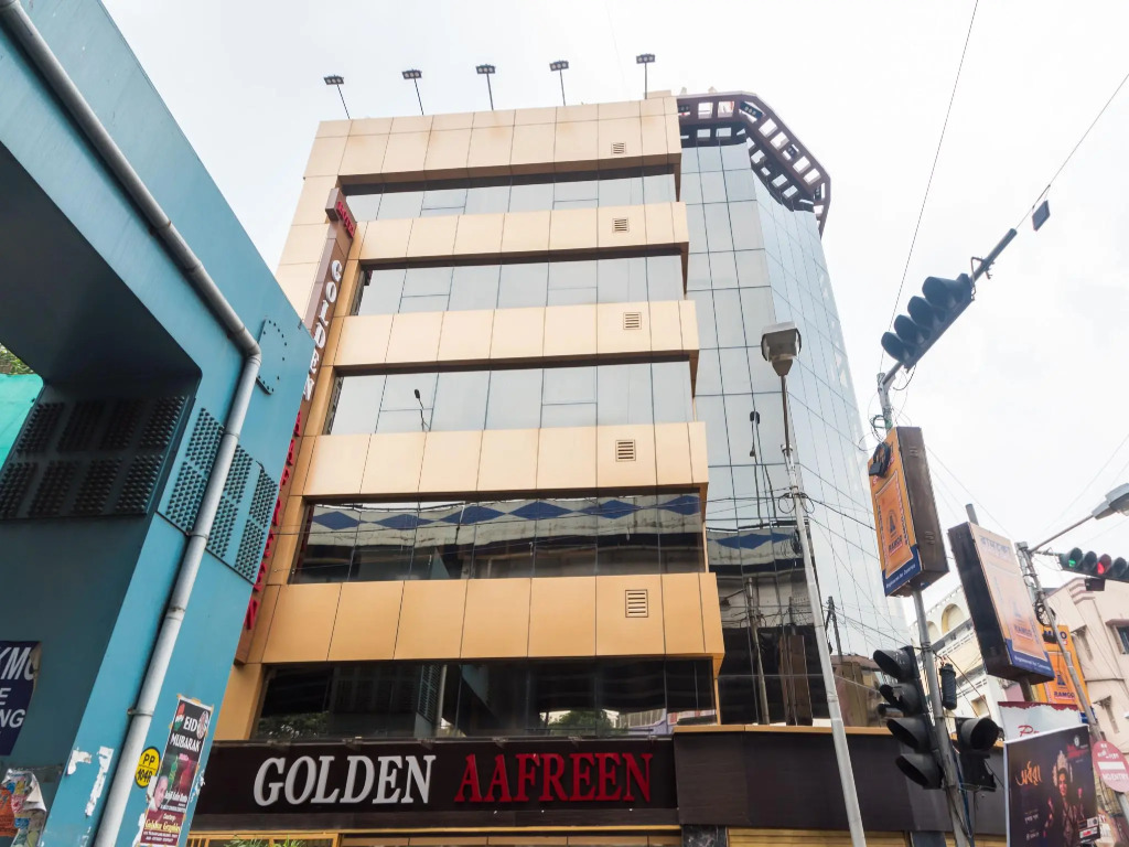 Capital O 9390 Golden Afreen