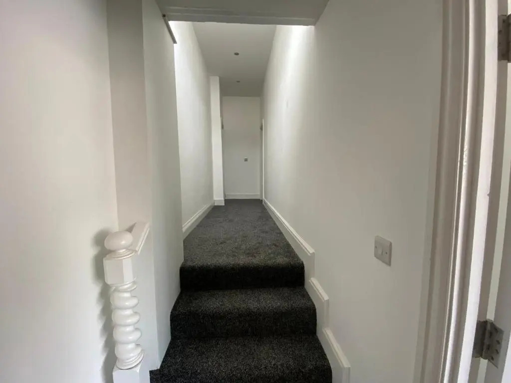 Spacious First Floor 3 Bed Mostyn Street Apartment