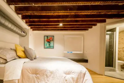 LazyKey Suites - Stylish 2BD Loft in the Heart of Old City