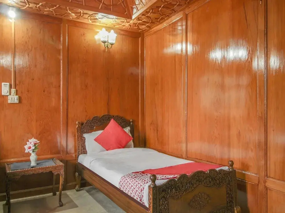 Maharaja palace houseboat