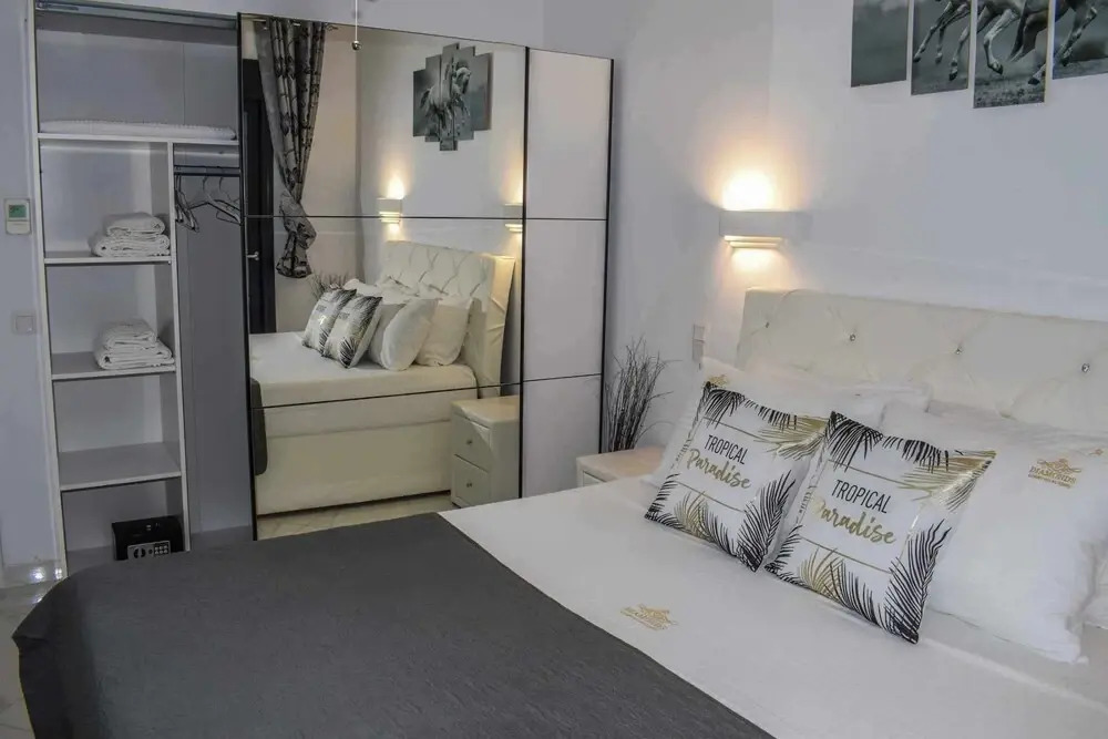 6 Bed Villa - Sleeps 15 - Pets - Pool - Jacuzzi