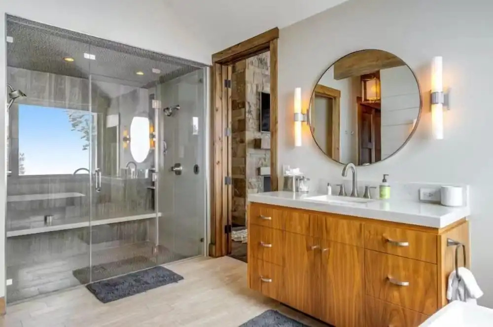 Luxurious 6-bedroom Ski-in/ski-out Home, Very Spacious, With Private hot tub and Game Room