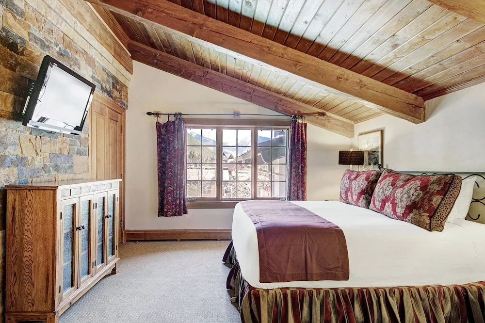 Premier Mountainside 2 BR Condo at Lodge at Vail by RedAwning - Save 20% on 7+ Nights