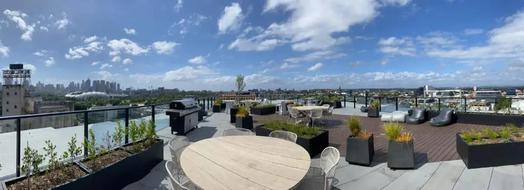 Luxury African themed apartment☆10min to MCG & Swan St☆On-site Parking☆Balcony☆Rooftop deck☆Gym☆
