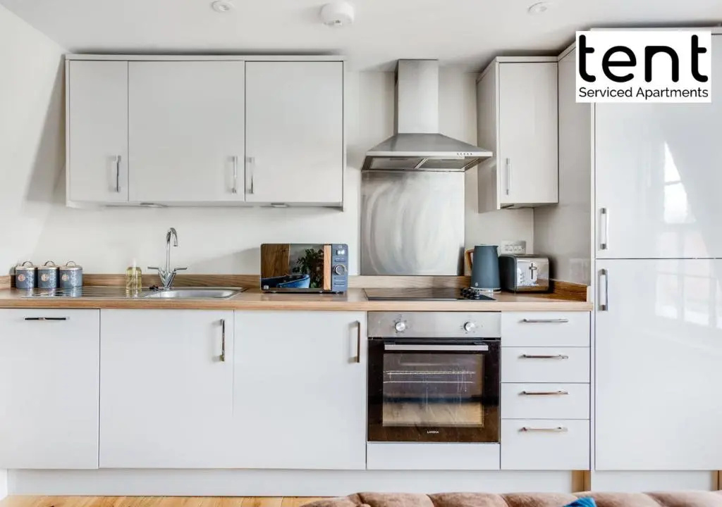 Bright, Stylish Two Bedroom Apt in Town Centre with Free Parking at Tent Serviced Apartments Chertsey