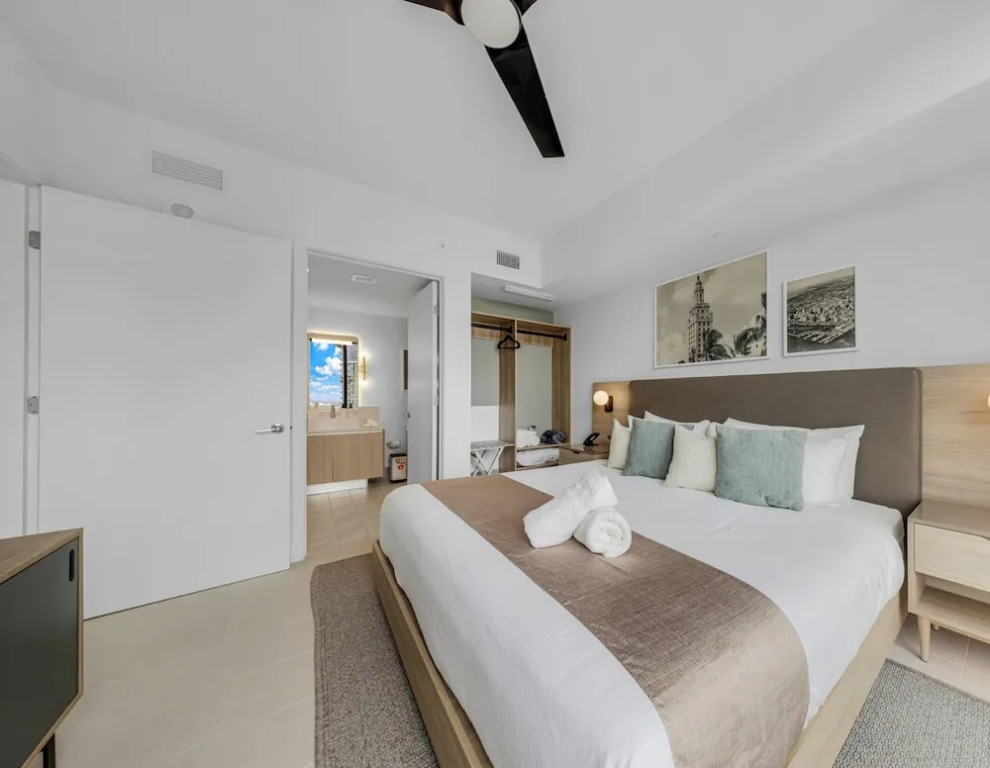 43rd-Floor Skyline Suite - Pool & Gym